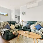 Bea\'S Cottage In Clontarf Beach